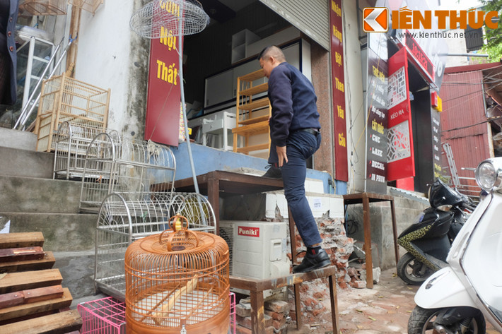 Và khoảng cách của mỗi bậc thang cao tới 50-60cm, gây khó khăn cho việc bước lên, bước xuống.