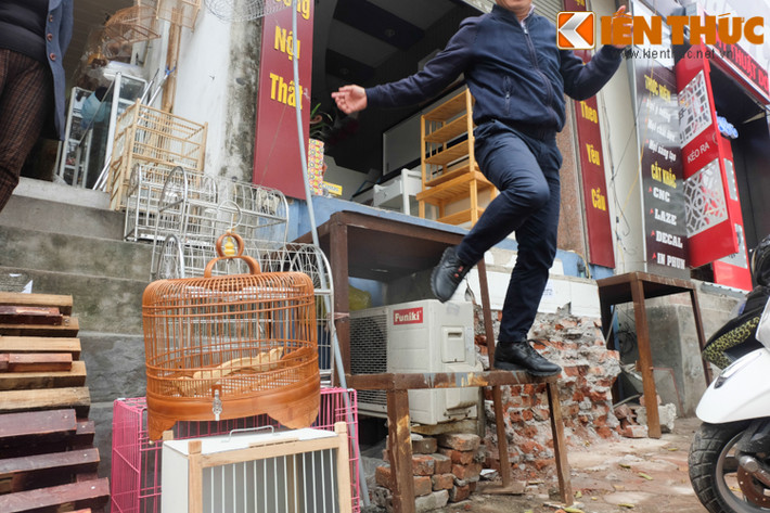 Chủ cửa hàng nội thất này ví von mỗi lần ra khỏi cửa hàng là một lần "bay".