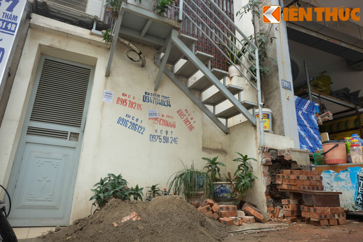 Lối lên của một căn nhà cũng bị đập bỏ phần lấn chiếm vỉa hè.