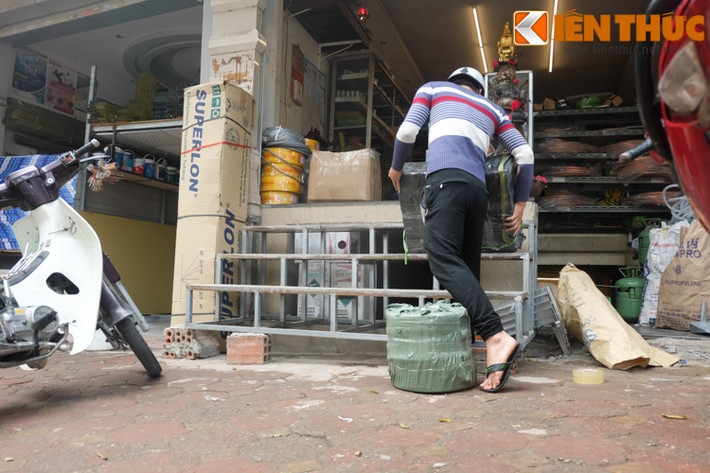 Những bậc tam cấp bằng nhôm, sắt... trở thành "cứu cánh" của nhiều cửa hàng kinh doanh, vừa để đi lại, vừa thành bục để hàng hóa.