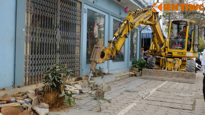 Trước đó, các lực lượng chức năng đã đập bỏ hàng loạt bậc thềm xây trái phép, giải phóng vỉa hè cho người đi bộ.