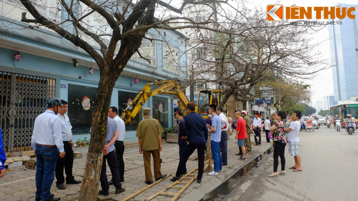 Đông đảo người dân đứng xem việc tháo dỡ các hạng mục xây trái phép trên đường Văn Cao (Hà Nội).