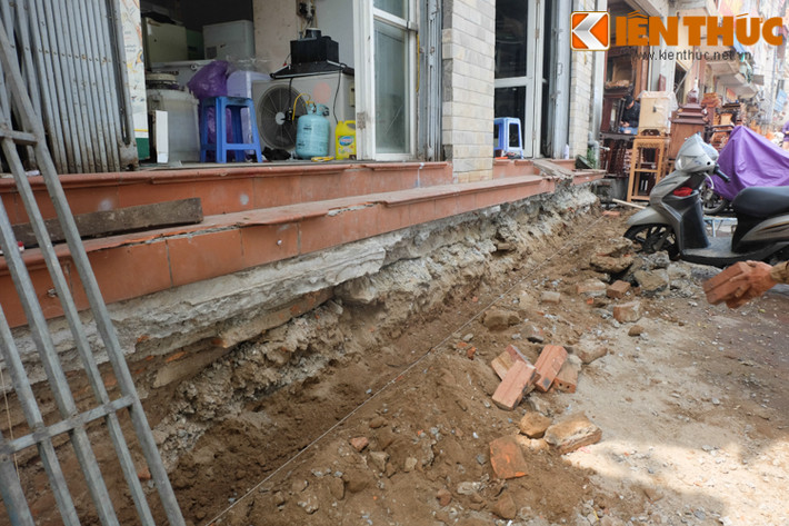 Hà Nội bước sang tuần thứ 3 tiếp tục chiến dịch giành lại vỉa hè cho người đi bộ. Các lực lượng chức năng đã đập bỏ bậc tam cấp, nhà hàng, gara ô tô - xe máy... lấn chiếm vỉa hè, lòng đường tại nhiều khu vực Xã Đàn, Hoàng Hoa Thám, Văn Cao, Nghiêm Xuân Yêm.