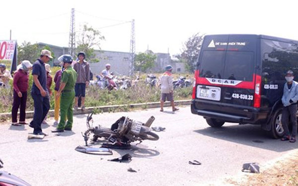 11h45 ngày 16/3, tại ngã ba đường Phan Thanh Giản - Văn Tiến Dũng (khối phố Câu Hà, phường Điện Ngọc, thị xã Điện Bàn, Quảng Nam) xảy ra va chạm giao thông giữa một xe máy và ô tô. Cú va chạm khiến hai người phụ nữ trên xe máy ngã xuống đường, một người tử vong, một người bị thương nặng. Ảnh: Hoài Văn.