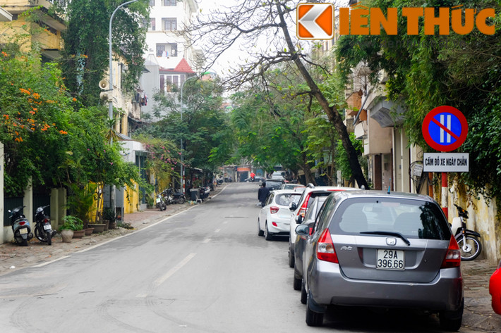 Hà Nội vừa chính thức thực hiện đỗ xe theo ngày chẵn lẻ trên tuyến phố Nguyễn Gia Thiều (quận Hoàn Kiếm). Đây là tuyến phố thứ 2 thí điểm thực hiện quy định đỗ xe ngày chẵn lẻ.