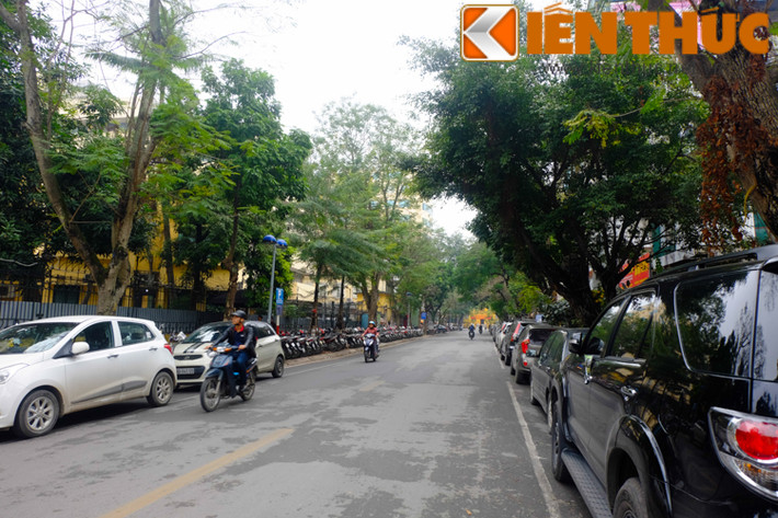 Mặc dù đã có quy định đỗ xe nhưng trên phố Dã Tượng vẫn còn những chiếc xe đỗ sai quy định.