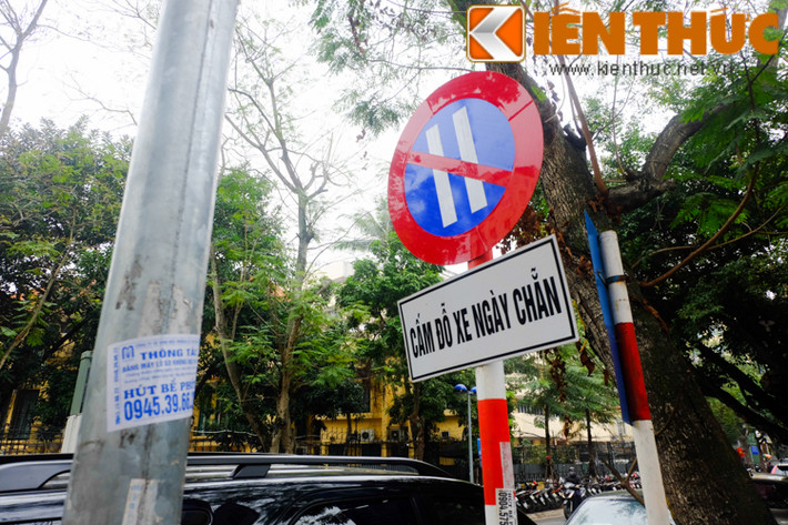 Phí giữ xe ở nơi đỗ xe theo ngày chẵn lẻ tương tự ở các tuyến phố khác, với 30.000 đồng cho xe dưới 9 chỗ và 40.000 đồng cho xe từ 10 chỗ trở lên.