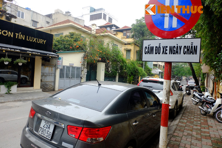 Trên phố Nguyễn Gia Thiều, biển cấm đỗ xe theo ngày chẵn lẻ và biển phụ theo quy định; biển báo hiệu cấm đỗ xe các ngày lẻ (biển P.131B) bên dãy số chẵn và biển báo hiệu cấm đỗ xe các ngày chẵn (biển số P.131C) bên dãy số lẻ đã được lắp.