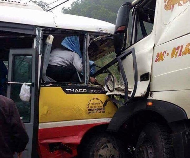 Cú đâm mạnh khiến đầu hai xe nát bét, hai đầu xe dính chặt vào nhau, sau đó cả hai xe lao vào ven đường. Sau va chạm, một hành khách đã tử vong tại chỗ, tài xế lái xe cùng nhiều người khác bị thương nặng. Ảnh: Otofun.