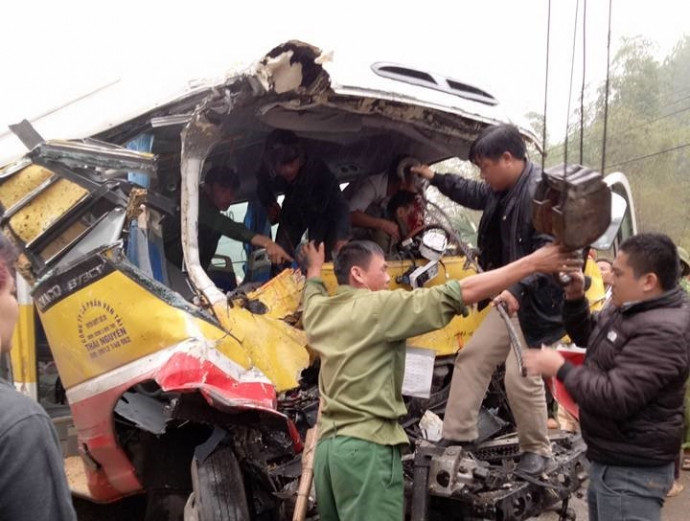Một vụ tai nạn nghiêm trọng trên xảy ra vào khoảng 11h30 sáng ngày 4/3, tại Km 31 cao tốc Thái Nguyên – Chợ Mới, đoạn qua xã Sơn Cẩm (huyện Phú Lương, Thái Nguyên) đã khiến 7 người thương vong. Xe buýt của Công ty Huy Hiệp BKS 20B - 01.358 do tài xế Bùi Văn Tuyển (SN 1988, trú tại xóm 5, xã Cù Vân, Đại Từ, Thái Nguyên) điều khiển đi hướng Thái Nguyên - Chợ Mới (Bắc Kạn) đã va đâm với xe ô tô tải BKS 20L-07163 do tài xế Nguyễn Văn Thiết (SN 1982, trú ở thị trấn Giang Tiên, Phú Lương, Thái Nguyên) đi chiều ngược lại. Ảnh: ATGT.