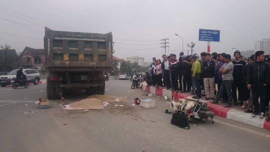 Ngày 4/3, tại cầu Tứ Hiệp (huyện Thanh Trì, TP Hà Nội), đã xảy ra vụ tai nạn giao thông nghiêm trọng khiến 2 người tử vong. Theo một số nhân chứng, vào khoảng 9h, một đôi nam nữ điều khiển chiếc xe máy Honda Lead lưu thông theo hướng Bệnh viện Nội Tiết qua cầu Tứ Hiệp. Khi đang đi vào cua lên cầu, bất ngờ xe máy va chạm với chiếc xe tải đi cùng chiều. Sau cú va chạm, 2 người đi xe Lead ngã ra đường và bị xe tải cuốn vào gầm khiến cả 2 tử vong tại chỗ. Ảnh: Người lao động.