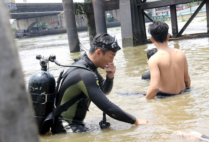 Sau hơn 2 giờ ngụp lặn dưới sông Sài Gòn, trưa cùng ngày, thi thể cháu Bình vẫn chưa được tìm thấy. Một chiến sĩ thuộc đội cứu hộ cứu nạn cho biết thời điểm bé trai gặp nạn triều cường đang xuống, nước chảy rất mạnh, rất có thể em đã bị nước đẩy đi rất xa