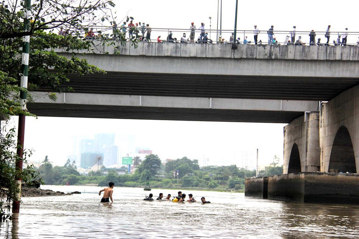 Liên quan đến vụ tai nạn bé trai tắm sông bị nước cuốn thương tâm, thông tin ban đầu cho hay, sáng 29/3, bé Trần Thanh Bình (11 tuổi, quê Lâm Đồng) cùng 4 em khác ra sông Sài Gòn, đoạn dưới chân cầu Bình Lợi cũ (phường Hiệp Bình Chánh, quận Thủ Đức), để bơi. Trong lúc cả nhóm đang tắm sông, bất ngờ Bình bị nước cuốn ra xa, các em còn lại hốt hoảng hô hoán.