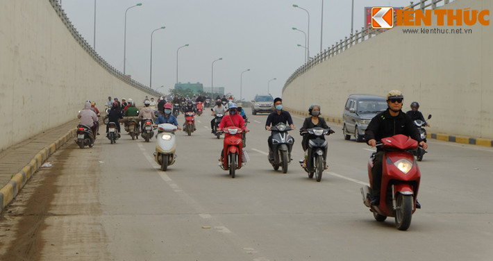 Dòng xe lao đi vun vút, bất chấp nguy hiểm tính mạng.