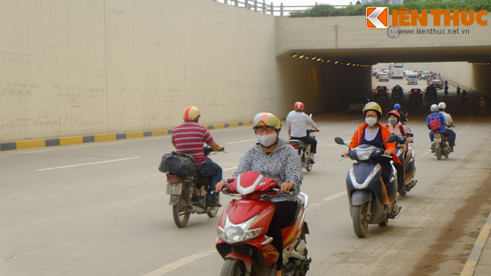 Thời gian gần đây, tại hầm chui Trung Hòa (nút giao Big C - Trần Duy Hưng, Hà Nội) xuất hiện tình trạng rất đông người dân thản nhiên đi ngược chiều, bất chấp nguy hiểm cho tính mạng bản thân và ảnh hưởng đến các phương tiện giao thông khác.