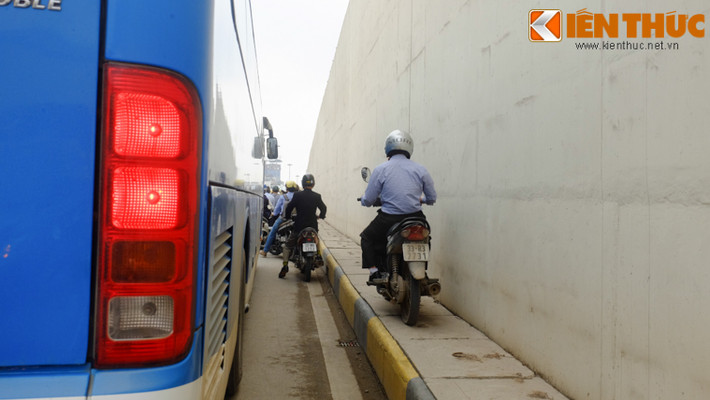 Nhiều người dân muốn nhanh chóng thoát khỏi cảnh ùn tắc đã cho cả phương tiện lên nắp cống thoát nước hầm chui để đi.