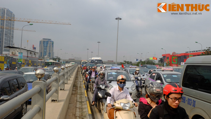 Tình trạng ùn tắc nghiêm trọng, hướng đi vào trung tâm thành phố chính là lý do khiến các phương tiện chuyển hướng đi ngược chiều. Hàng dài ken kín các phương tiện từ lối dẫn vào trên Đại lộ Thăng Long đến hầm chui nút giao Big C kéo dài từ ngã tư Hoàng Minh Giám.