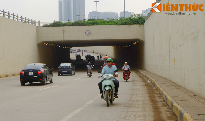 Đi ngược chiều, nhiều người thản nhiên điều khiển phương tiện với tốc độ cao.
