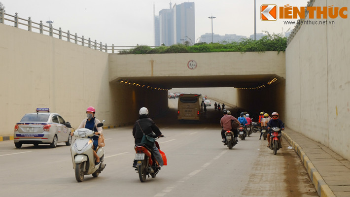 Thậm chí có những xe đi vào làn giữa, đối đầu với nhiều xe máy, ô tô đang xuống hầm.