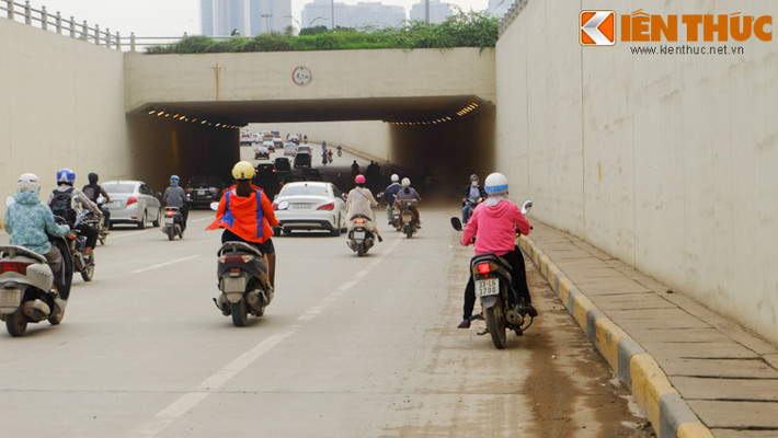 Người phụ nữ dừng xe, phân vân chuyển hướng.