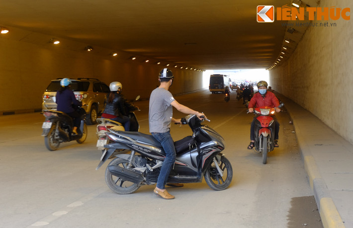 Một chiếc xe máy đang tìm cách quay đầu tại hầm chui. Tình trạng người dân bất ngờ chuyển hướng phương tiện, đi sai quy định đã khiến giao thông tại khu vực này lộn xộn, tiềm ẩn nguy cơ tai nạn giao thông.