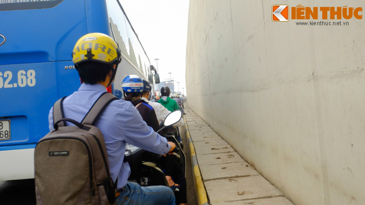 Dòng phương tiện xếp hàng dài, nhích từng bước một và phải mất rất nhiều thời gian mới có thể qua được điểm ùn tắc này.