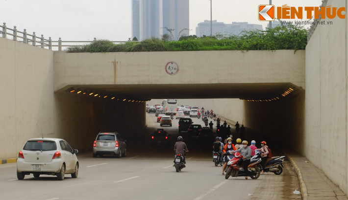 Khi xảy ra tình trạng ùn tắc, nhiều chủ phương tiện cho xe quay đầu, đi lùi trong hầm chui khiến giao thông qua khu vực này càng trở nên hỗn loạn.