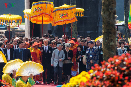 Trong chuyến thăm Việt Nam, Nhà vua và hoàng hậu đã có nhiều hoạt động tại Hà Nội và Huế như thăm Văn Miếu - Quốc Tử Giám, thăm Đại nội Huế, nghe nhã nhạc cung đình Huế. Nhật hoàng đã rất vui mừng trước sự đón tiếp nồng hậu, trang trọng của Việt Nam. Ảnh Nhà vua Nhật bản và hoàng hậu thăm điện Thái Hòa (Huế). Ảnh: VOV.