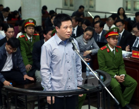 Cũng trong tuần qua, một sự kiện nóng dư luận đó là các phiên xét xử Hà Văn Thắm và đồng phạm tội "Vi phạm quy định về cho vay trong hoạt động của các tổ chức tín dụng, Lợi dụng chức vụ quyền hạn trong khi thi hành công vụ và Cố ý làm trái quy định của Nhà nước về quản lý kinh tế gây hậu quả nghiêm trọng" trong đại án kinh tế ở ngân hàng Oceanbank. Ảnh: TTXVN.