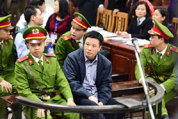 Đây là vụ án có số lượng bị cáo lớn nhất từ trước đến nay so với các đại án kinh tế vừa được cơ quan tố tụng đưa ra xét xử gần đây với 48 bị cáo. Trong đó có 34 bị cáo nguyên là giám đốc các chi nhánh và giám đốc các phòng giao dịch của Ngân hàng thương mại cổ phần Oceanbank. Gần 600 người có quyền lợi, nghĩa vụ liên quan được triệu tập tới tòa. Ảnh: Người lao động.