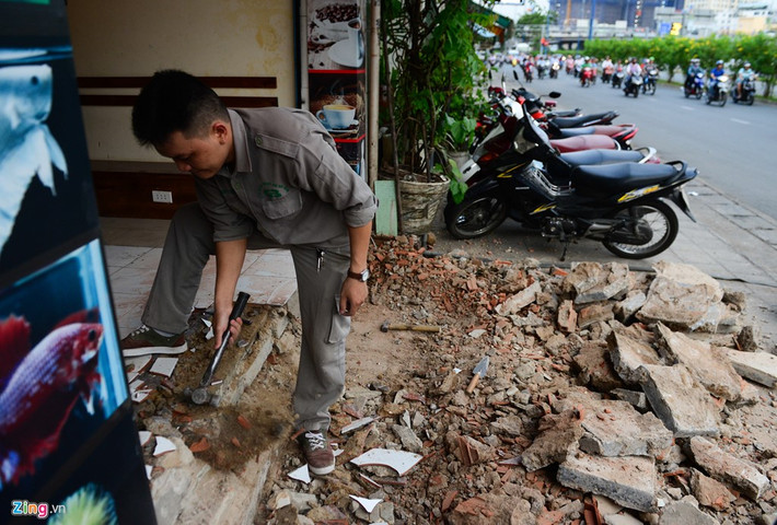 Cũng trong tuần qua, hai thành phố lớn là Hà Nội và TP Hồ Chí Minh đang kiên quyết ra quân giành lại vỉa hè cho người đi bộ. Trong đó, Quận 1, TP HCM với nhiều hành động kiên quyết giành lại vỉa hè cho người đi bộ gây ấn tượng mạnh. Ảnh: Zing.