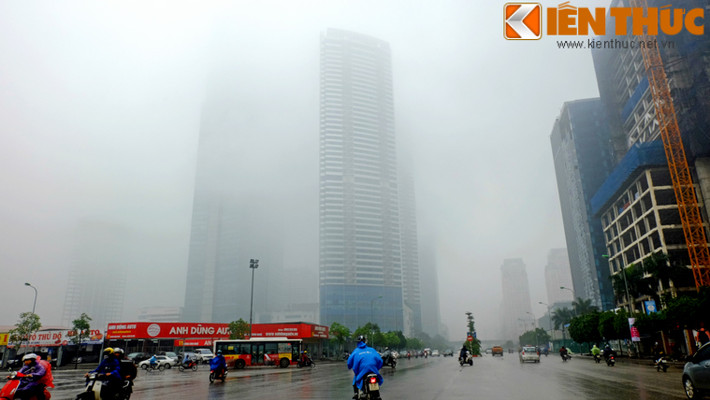 Keangnam Hanoi Landmark Tower (Phạm Hùng, Hà Nội) hiện ra lạ lẫm trong màn sương.