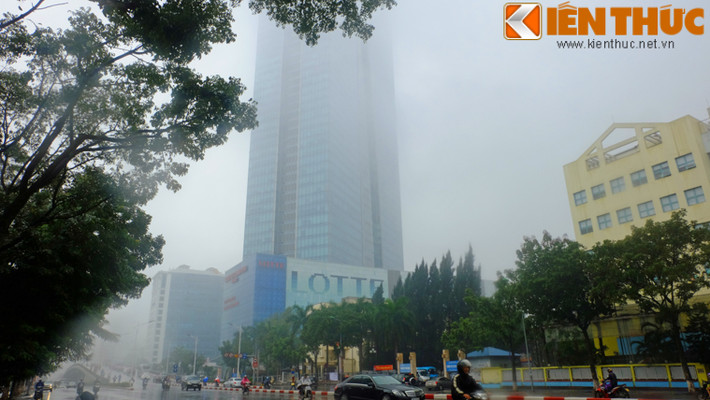 Tòa nhà cao nhất nhì Hà Nội dường như bị "nuốt chửng" sau màn sương.