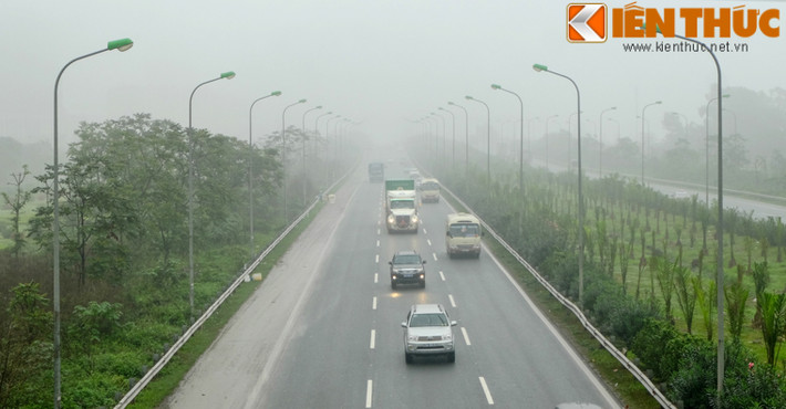 9-10h sáng, màn sương bao phủ Hà Nội vẫn dày đặc, nhiều phương tiện khi di chuyển phải bật đèn vì hạn chế tầm nhìn.