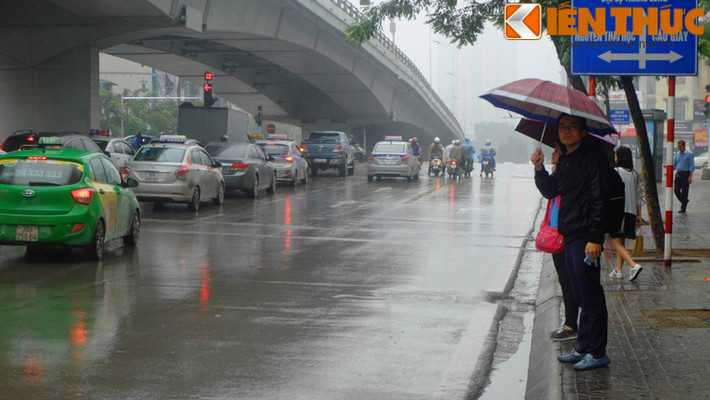 Không khí ẩm, đôi khi có mưa phùn khiến mặt đường trơn láng.