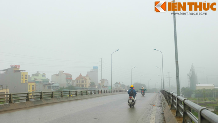 Cả thành phố Hà Nội trở nên mờ ảo.