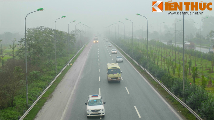 Nhiều ngày nay, Hà Nội chìm trong màn sương mù dày đặc. Không khí lạnh suy yếu nhưng vẫn gây mưa nhỏ, nồm ẩm cho thời tiết Thủ đô.