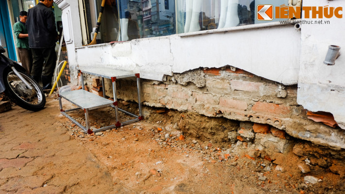 Bậc thang sắt trở thành vật dụng cứu nguy cho những nhà dân, cửa hàng cao hơn mặt đường.