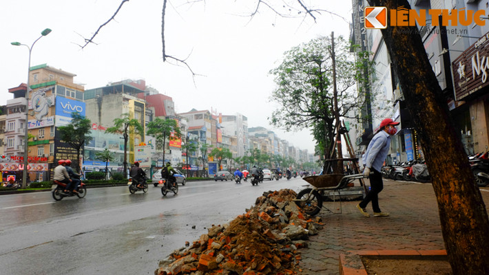 Theo chia sẻ của người dân, họ phải dọn dẹp vôi vữa trước cửa hàng để không ảnh hưởng kinh doanh, sau đó sẽ thuê người đến bốc, chở gạch đá đi vứt sau.