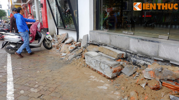 Hay chính những tấm bê tông, gạch vữa vừa bị khoan đục, đập phá... lại được tận dụng để bước từ vỉa hè lên sàn nhà.