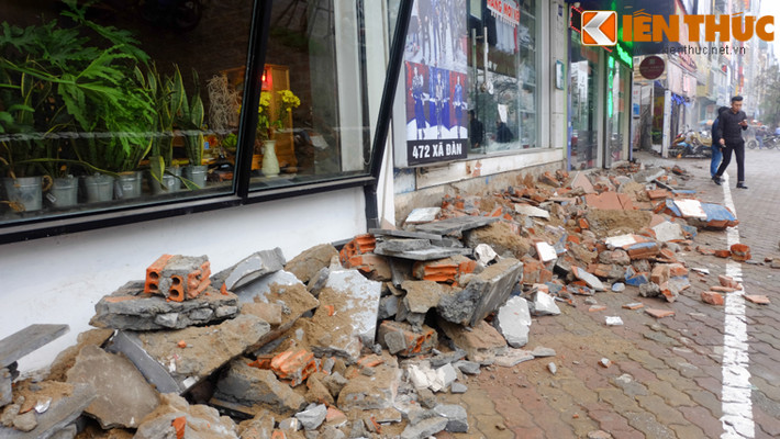 Sau khi bị khoan, đục, vỉa hè tại khu vực bị chấn chỉnh ngổn ngang vôi vữa, gạch đá như "bãi chiến trường".