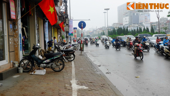 Trong khi nhiều khu vực, người dân vẫn đang để vỉa hè lem nhem, ngổn ngang gạch đá, thì có những nơi đường xá, hè phố rất thông thoáng, sạch sẽ. Người đi bộ di chuyển mà không lo gặp "chướng ngại vật" bất ngờ.