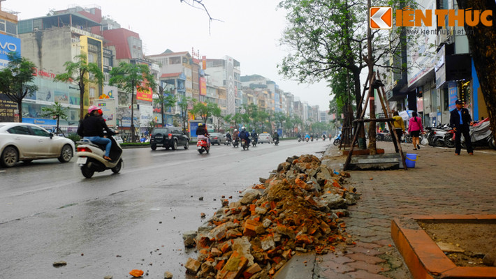 Trong khi đó, một số cửa hàng, nhà dân dọn gạch vữa nhưng chọn cách đổ ra lòng đường.