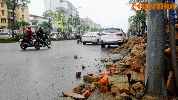 Nhiều đoạn đường tại Xã Đàn, tình trạng gạch đá tràn đường không phải là hiếm.