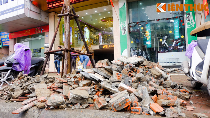 Vỉa hè các khu phố bắt đầu xuất hiện nhiều đống gạch lớn, ngổn ngang gây mất mỹ quan đô thị.