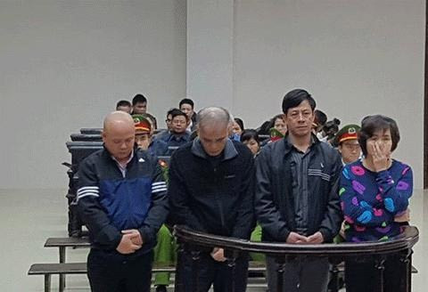 Sau 3 ngày xét xử, chiều 15/3, TAND Cấp cao tại Hà Nội đã tuyên án vụ án lừa đảo xảy ra tại Dự án Thanh Hà - Cienco 5 Land. Tại tòa, thẩm phán - Chủ toạ phiên toà Nguyễn Văn Sơn đã công bố quyết định khởi tố vụ án hình sự đối với Trịnh Xuân Thanh - nguyên Chủ tịch HĐQT Tổng công ty Cổ phần Xây lắp Dầu khí Việt Nam (PVC). Ảnh các bị cáo tại tòa.