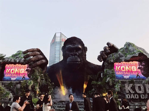 Nhằm tận dụng sức ảnh hưởng dự án phim Kong: Skull Island, Bộ Văn hóa, Thể thao và Du lịch đã gửi văn bản đề nghị UBND Hà Nội tạo điều kiện dựng phối cảnh 3D bộ phim Kong: Skull Island tại một điểm nổi bật trên phố đi bộ quanh hồ Gươm, để người dân thủ đô và khách du lịch chụp ảnh lưu niệm. Thời gian dựng mô hình từ tháng 3 đến ngày 5/4. Thông tin này đã khiến dư luận xôn xao. (Ảnh: Dân Việt).