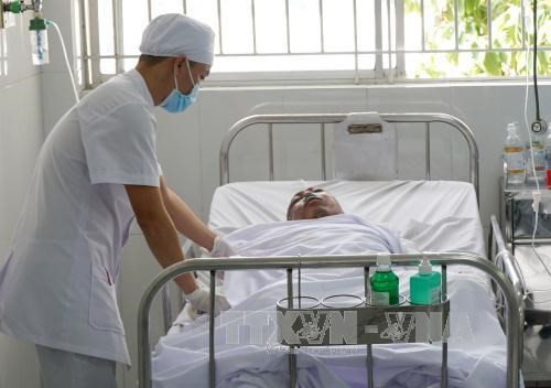 Ngày 14/3, một vụ tai nạn lao động đã xảy ra tại Nhà máy thép Nam Kim 2, khi các công nhân đang làm việc tại khâu nấu kẽm thì có một tiếng nổ lớn làm văng cả chảo chứa dung dịch kẽm. Các công nhân hoảng sợ bỏ chạy, có 8 công nhân bị bỏng, trong đó 6 bệnh nhân nặng được chuyển lên Bệnh viện Chợ Rẫy tiếp tục cấp cứu và điều trị. Ảnh: TTXVN.