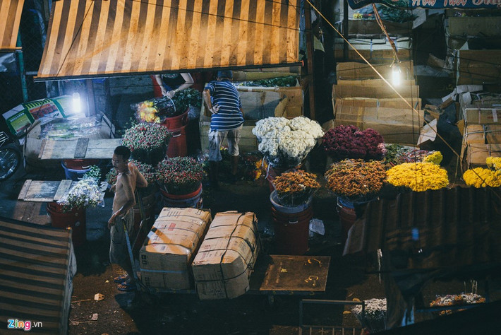Từng thùng hoa sau khi chở về chợ được người bốc xếp đẩy trên những chiếc xe kéo nhỏ để đưa đến từng cửa hàng, do đường đi trong chợ rất hẹp.