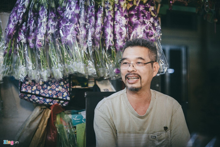 Ông Trần Khoa chia sẻ nếu thành phố có chủ trương di dời chợ hoa Hồ Thị Kỷ về chợ đầu mối Bình Điền, ông sẽ nghiêm túc chấp hành. Tuy nhiên, khi ấy việc vận chuyển sẽ không còn thuận tiện, nhất là hàng đi các tỉnh miền Đông và Tây Nguyên. Ông cho biết đối với việc bán hoa, cước vận chuyển chiếm khá lớn vì nếu không ưu tiên chuyển kịp, hoa sẽ héo, hỏng. Việc dời chợ hoa ra xa trung tâm thành phố có thể làm tăng cước vận chuyển, từ đó tăng giá hoa.